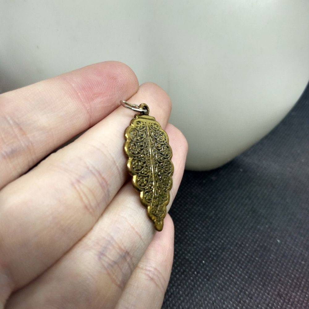Gold Tone leaf Arabic scroll‎ patterned necklace pendant